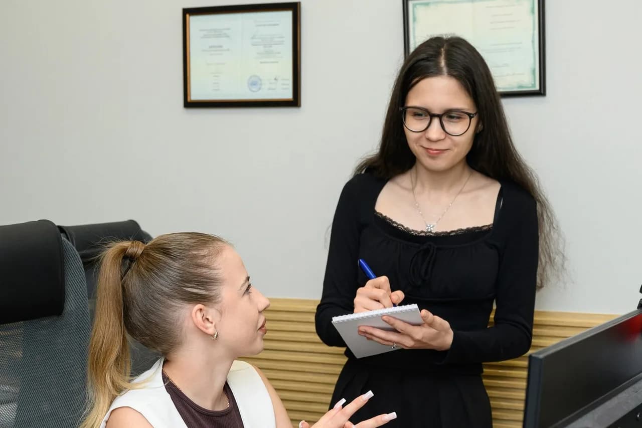 Юрист «Центра Банкротства» записывает ситуацию клиента на приёме